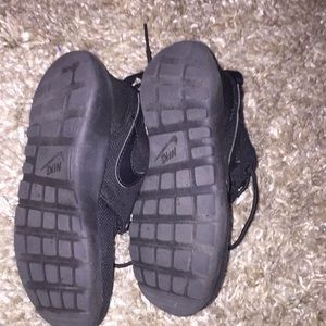 Nike Shoes - Kids Nike roshes used a few times Nike Shoes - Kids Nike roshes used a few times